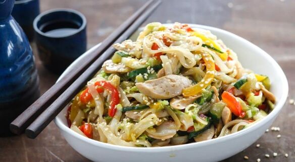 Nouilles de riz aux légumes - le premier plat du menu diététique sans gluten