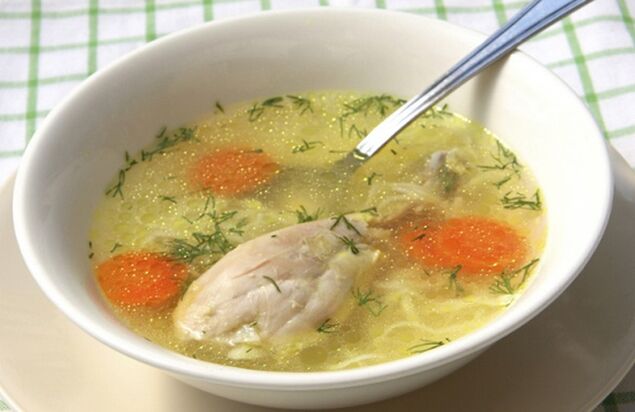 préparer une soupe de légumes au poulet pour le régime Dukan