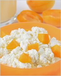 fromage cottage avec plat de régime aux fruits pour les paresseux