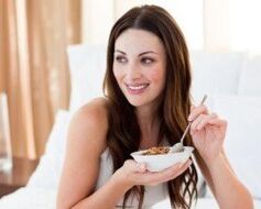Fille mange la bouillie de sarrasin
